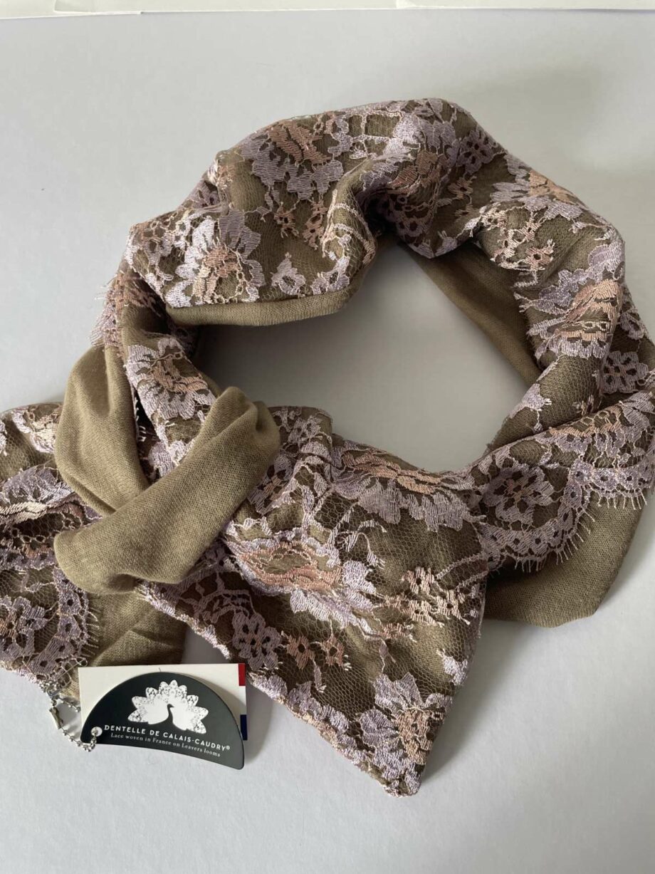Écharpe en laine et dentelle de Calais-Caudry® - café/violine rose