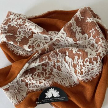 Echarpe artisanale en laine orange rouille et dentelle de Calais-Caudry®