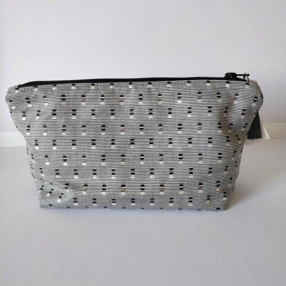Pochette en dentelle Calais-Caudry noire sur fond noir et blanc - Valencroix