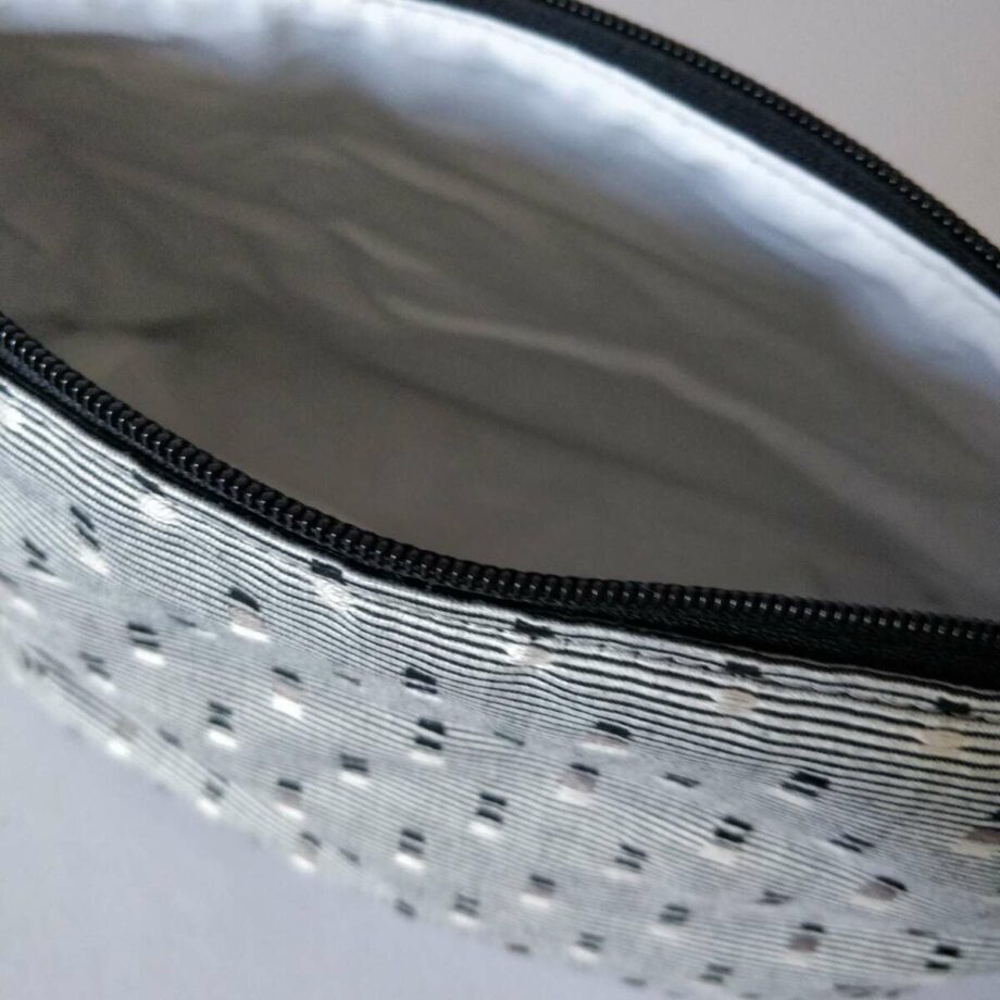 Pochette en dentelle Calais-Caudry noire sur fond noir et blanc - Valencroix