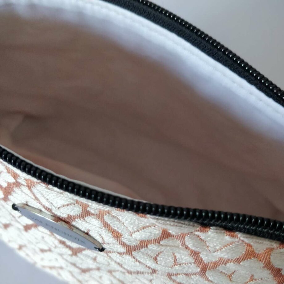 Pochette en dentelle Calais-Caudry noire sur fond rosé - Valencroix