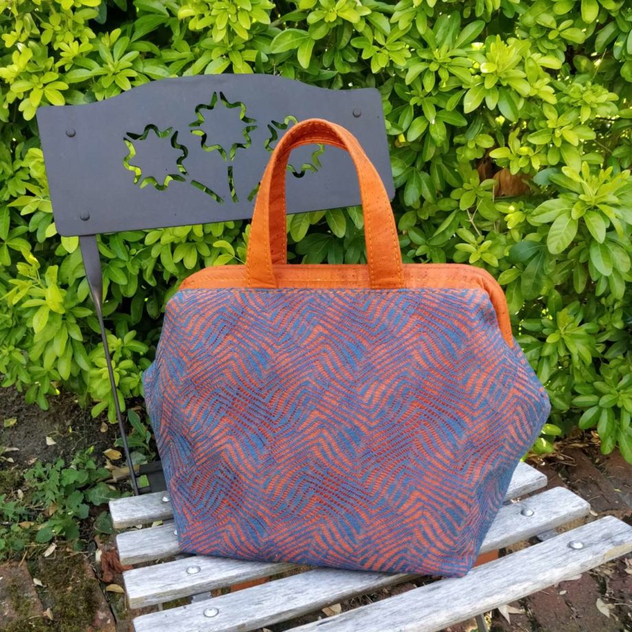 Sac "Mary Poppins" bleu sur fond  orange - dentelle Calais Caudry